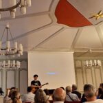 Finn Bo George bedankt sich bei der Burgerversammlung im Rathaus Thun am 16.6.2025 mit zwei Songs.