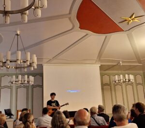 Finn Bo George bedankt sich bei der Burgerversammlung im Rathaus Thun am 16.6.2025 mit zwei Songs.